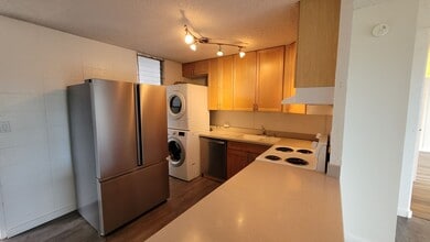 Building Photo - Spacious 2-Bedroom, 1-Bath in Cathedral Point