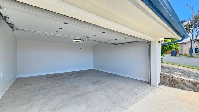 Building Photo - Waialae Nui Ridge - Renovated 4 bedroom, 3...