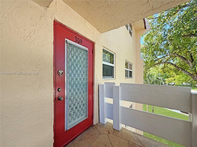 Building Photo - 1030 Country Club Dr