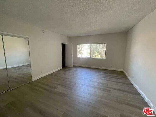Primary Photo - 15033 Sherman Way