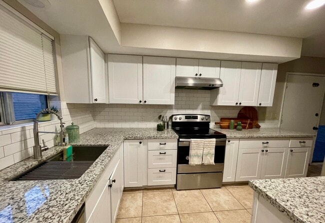 Building Photo - 2434 N Shade Tree Cir