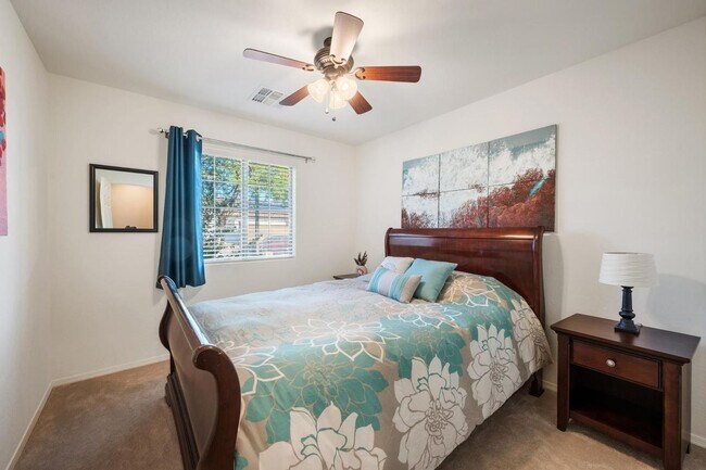 Building Photo - Move in ready 3 bedroom plus a den!