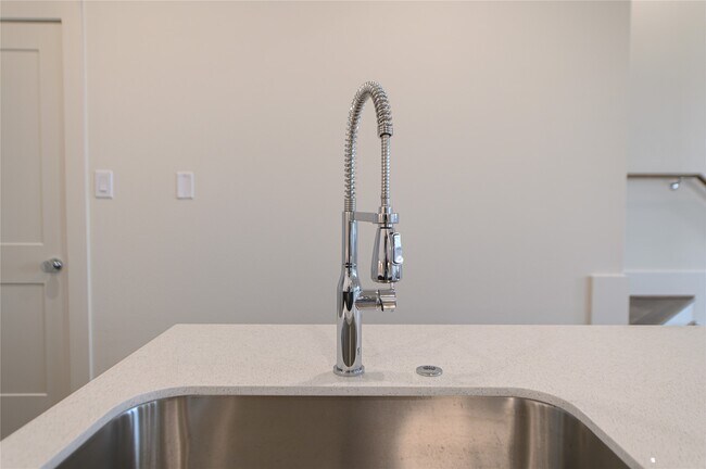 Building Photo - 881 Rachel St