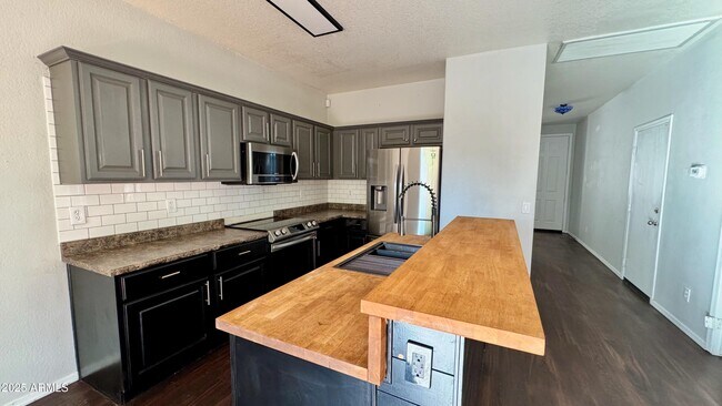 Building Photo - 1221 E Chambers St