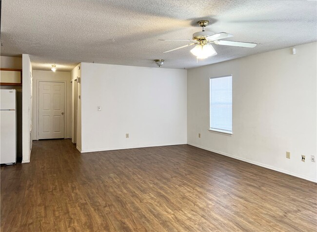 Building Photo - 5900 Samantha St