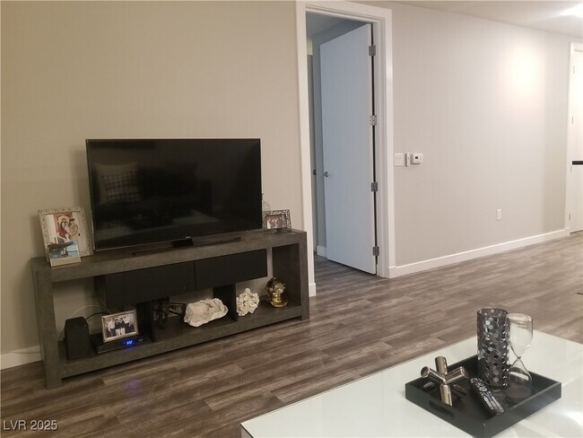 Building Photo - 4575 Dean Martin Dr