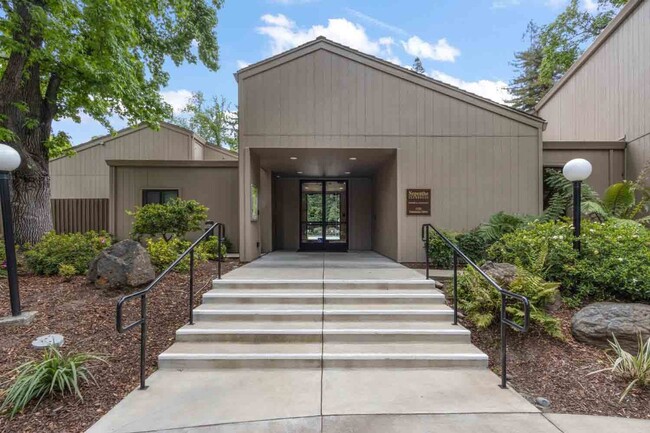 Building Photo - Gorgeous Remodeled 2 Bed in Campus Commons