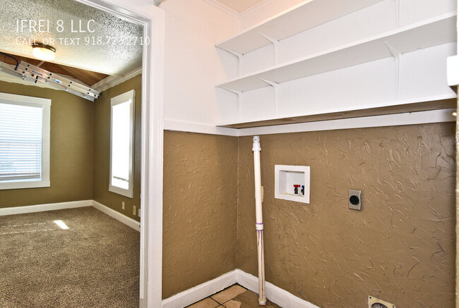 Building Photo - 3 bed one bath upstairs unit in two level ...