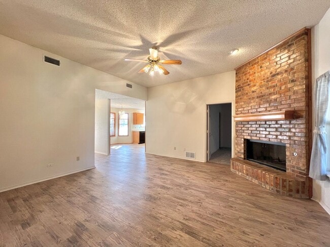 Building Photo - Available now! 3/2/2 with fenced backyard and small sunroom