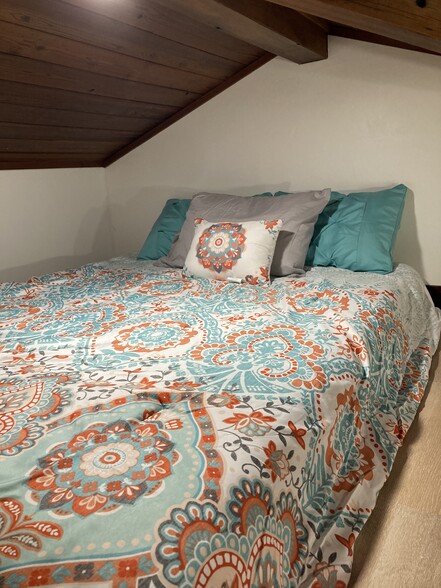 Queen size bed in loft - 9224 Crows Landing Rd