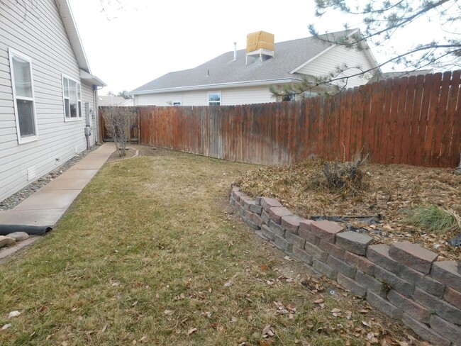 Building Photo - 3 bedroom home with fenced yard and garage...