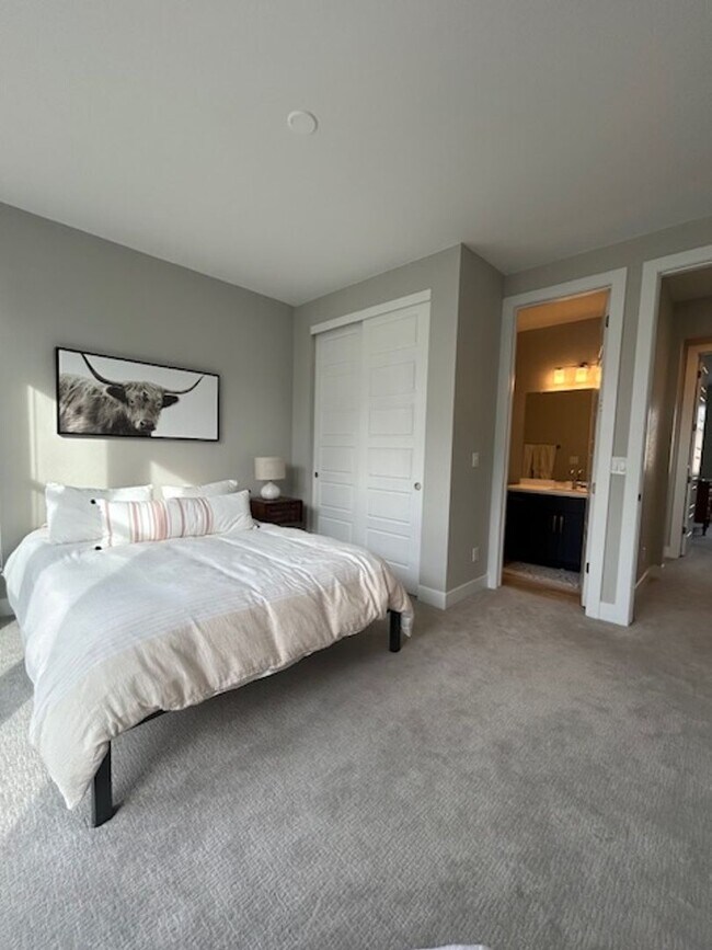 Building Photo - Beautiful 2 Bed + Office + 2.5 Bath home i...