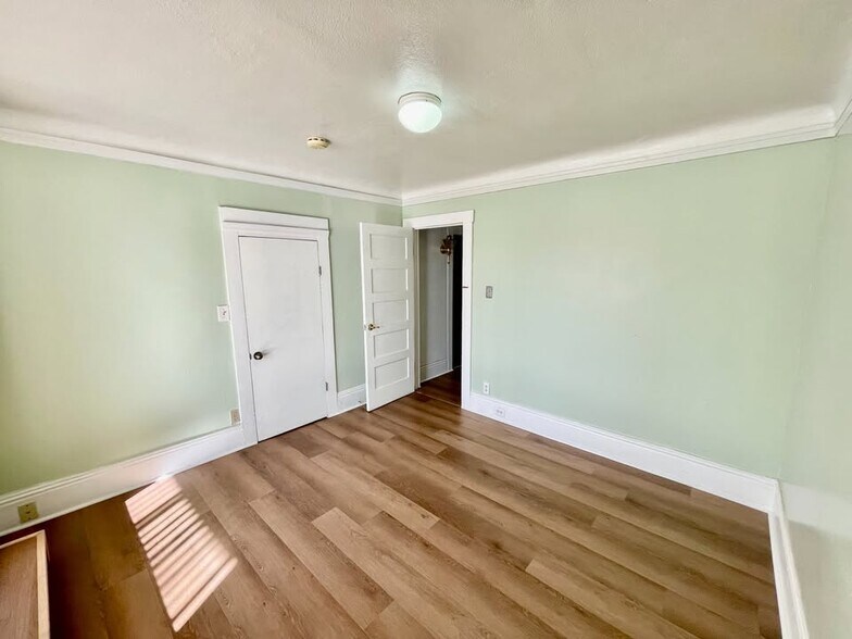 Building Photo - 475 Newton Ave