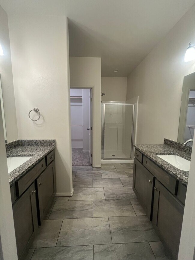 Building Photo - Escape the Ordinary in Viridian Townhomes!