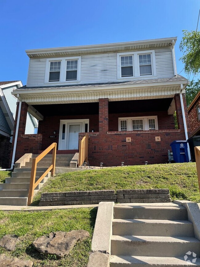 Building Photo - Spacious 3 Bedroom/2 Bathroom Home on Quie...
