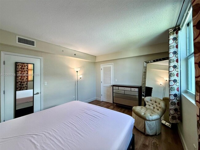 Building Photo - 7501 E Treasure Dr