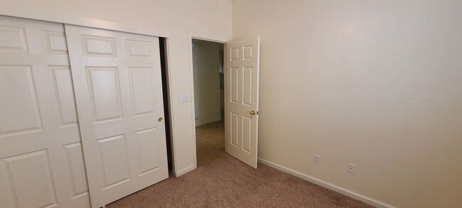 Building Photo - HALF OFF ONE MONTH RENT IF APPROVED AND MO...