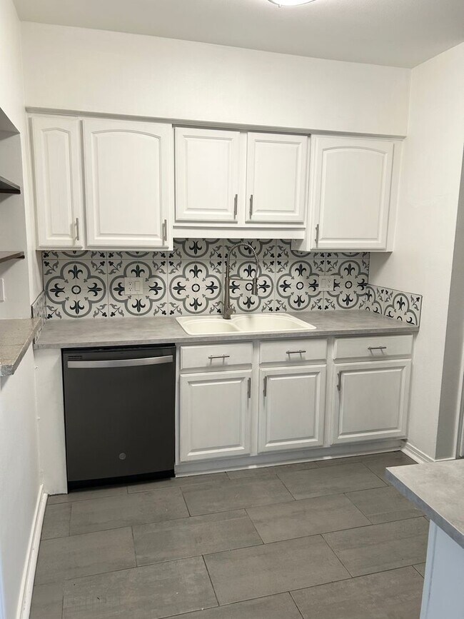 Building Photo - 3 bedroom 1 bath home with a large yard an...