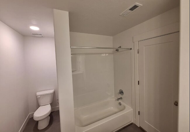 Building Photo - 4 bedroom/2.5 bathroom Townhome in Eagle M...