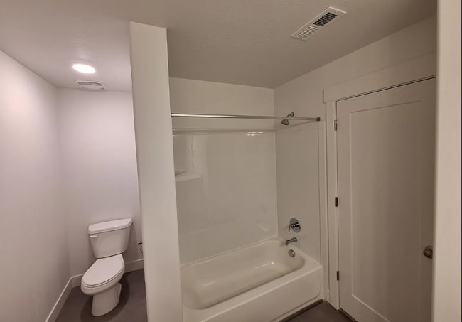 Building Photo - 4 bedroom/2.5 bathroom Townhome in Eagle Mountain