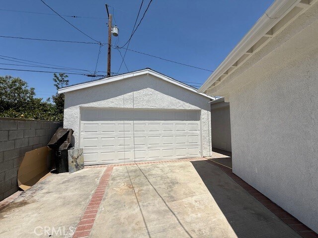 Building Photo - 347 E 224th St