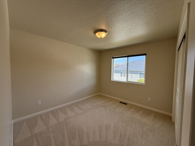 Building Photo - 744 W Ridgeline Dr