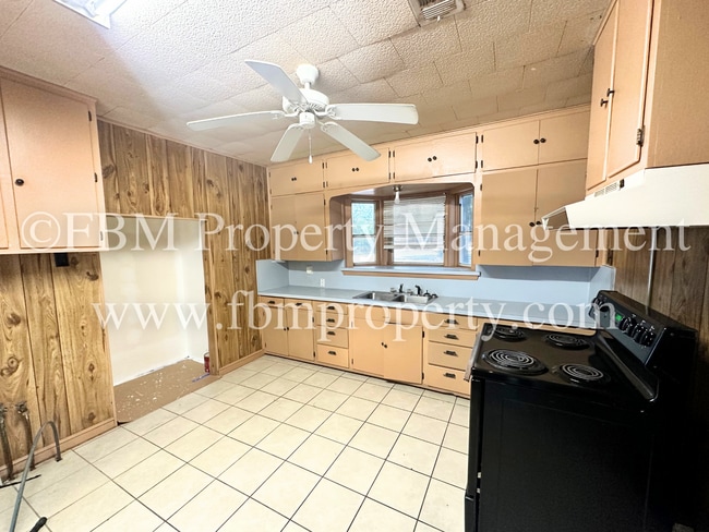 Building Photo - 607 Alexander St
