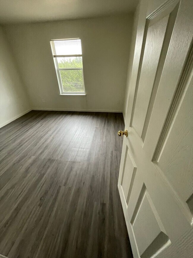 Building Photo - 4206 Primrose Dr