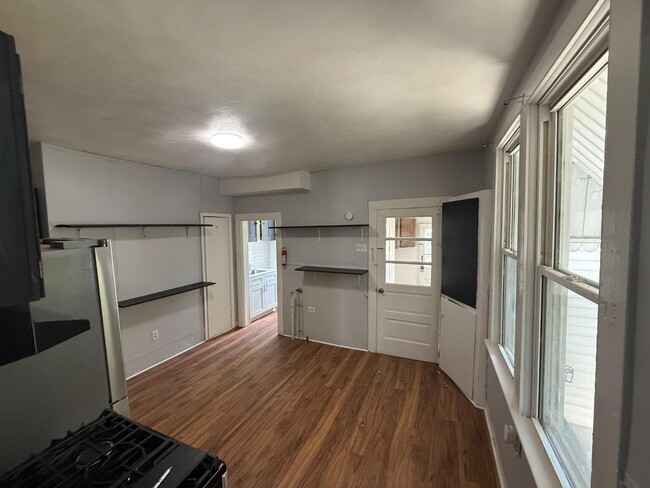 Building Photo - 154 Willow St