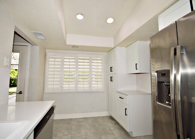 Building Photo - "Charming Oasis: 3-Bedroom Cathedral City Retreat with Pool, Fireplace, and Granite Kitchen!"