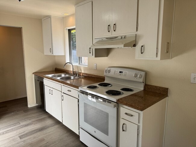 Building Photo - Updated 4 bedroom 1 bathroom house in Eugene!