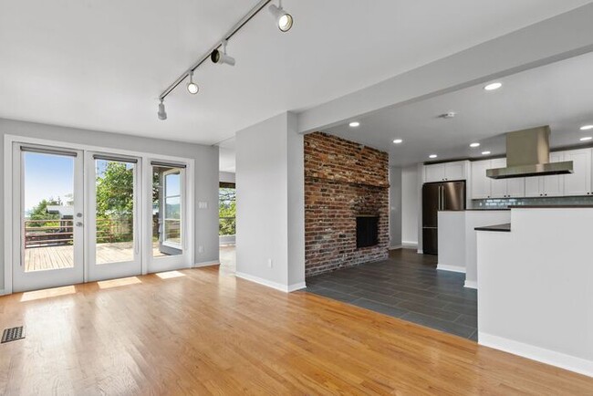 Building Photo - Classic Mid-Century Modern Air Conditioned...