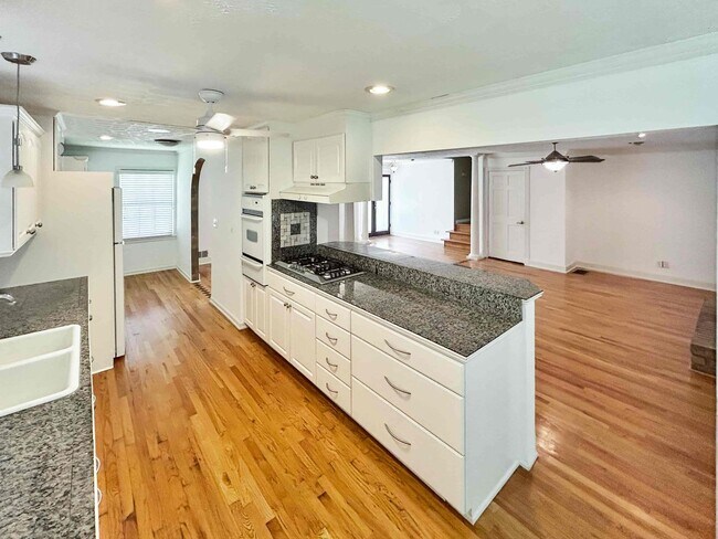 Building Photo - Spacious 3 BR/2 BA Duplex in Austell!