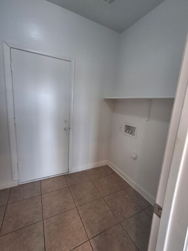 Building Photo - 1280 E Saddle Way