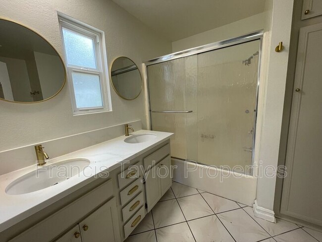 Building Photo - 1937 Maverick Glen