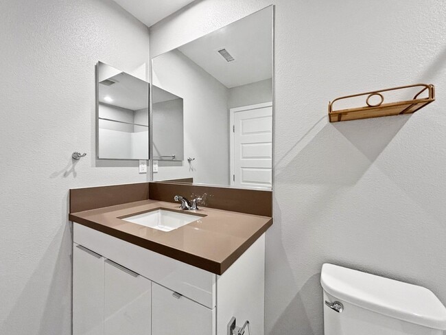 Building Photo - Stunning 3BD/2.5BA Townhouse in Mission Va...
