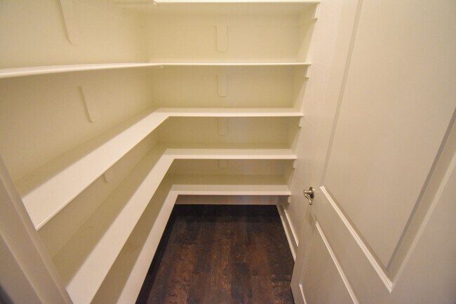 Building Photo - Stunning 3 Bedroom, 2.5 Bathroom Home in F...