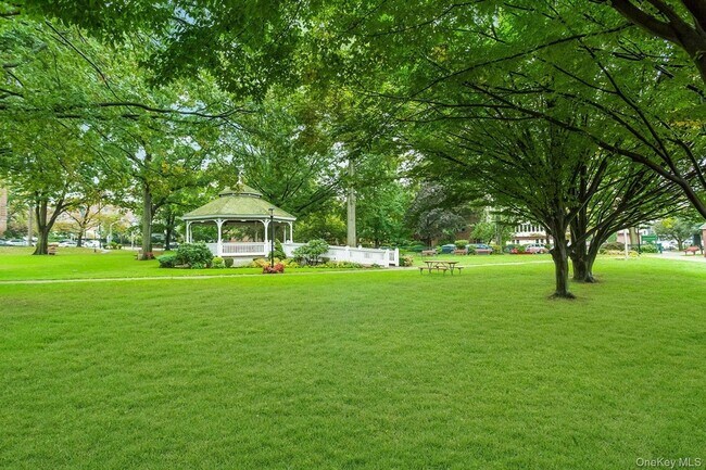 Building Photo - 12 Bond St