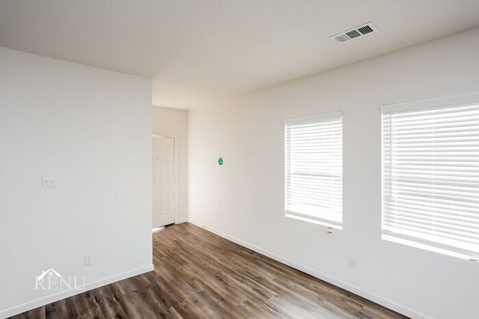 Building Photo - 530 London Dr