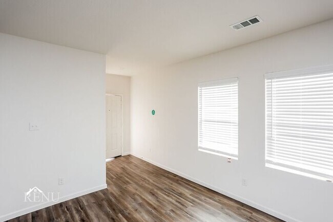 Building Photo - 466 London Dr