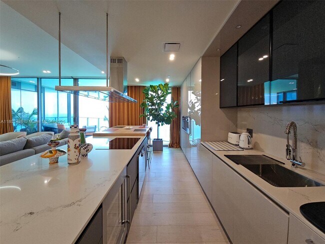 Building Photo - 15701 Collins Ave