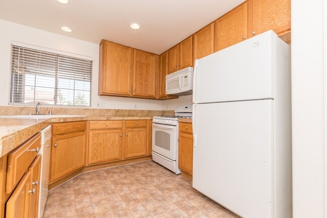 Building Photo - Available! 2 Bedroom Townhome inside Pacif...