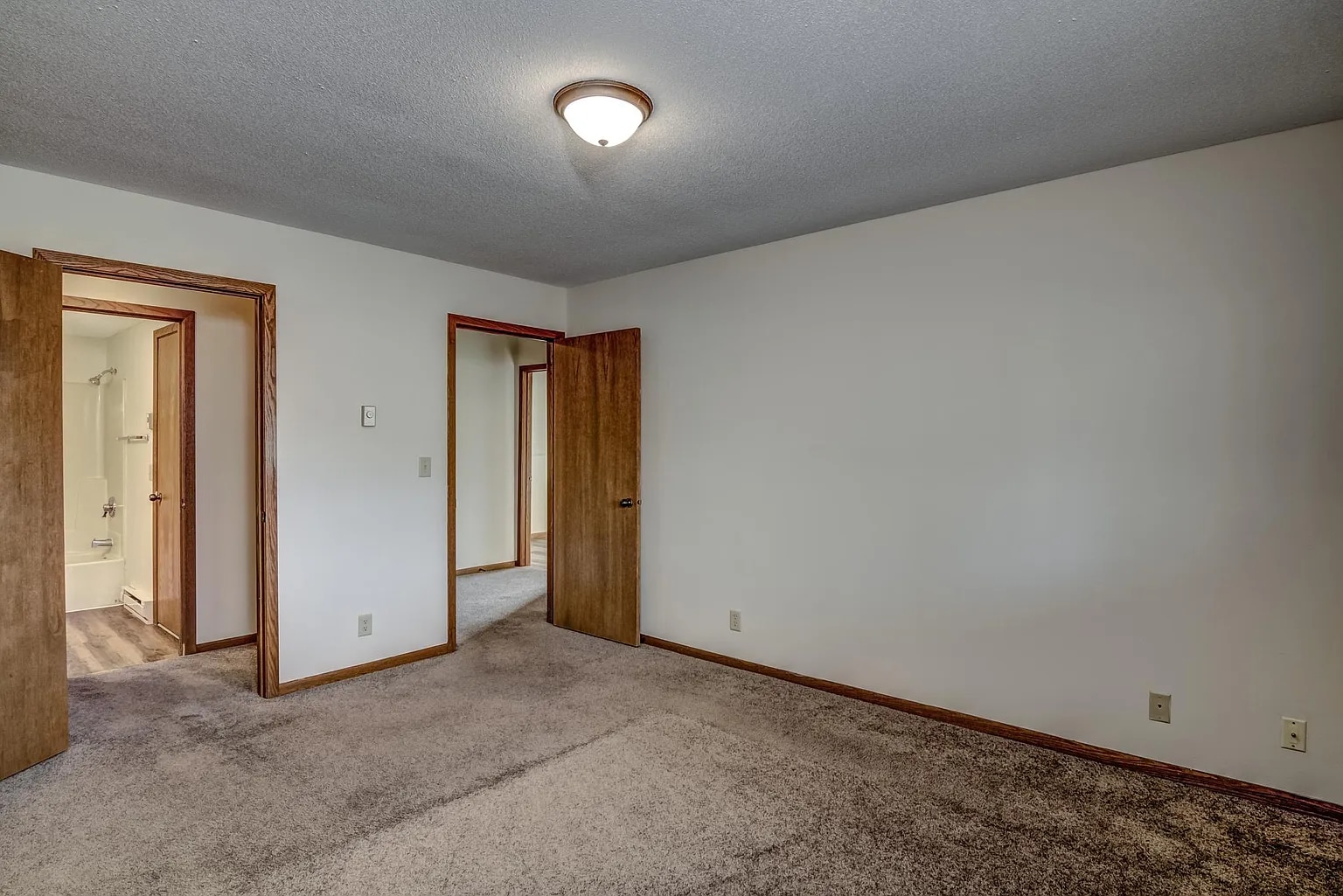 Building Photo - 634 Saxonwood Rd