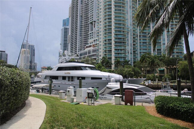 Building Photo - 520 SE 5 Ave