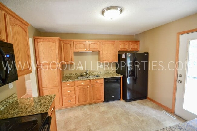 Building Photo - Charming 3-Bedroom Home in West Des Moines