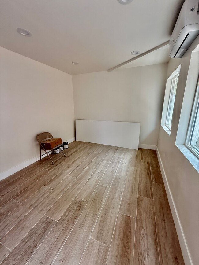 Building Photo - 1185 Zircon St