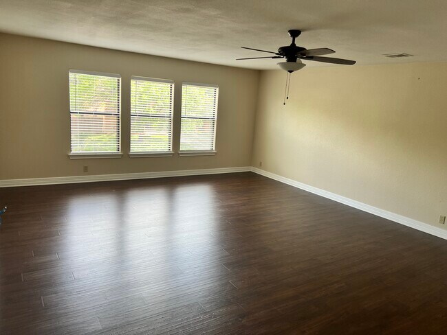 Building Photo - 9814 Kelton Dr