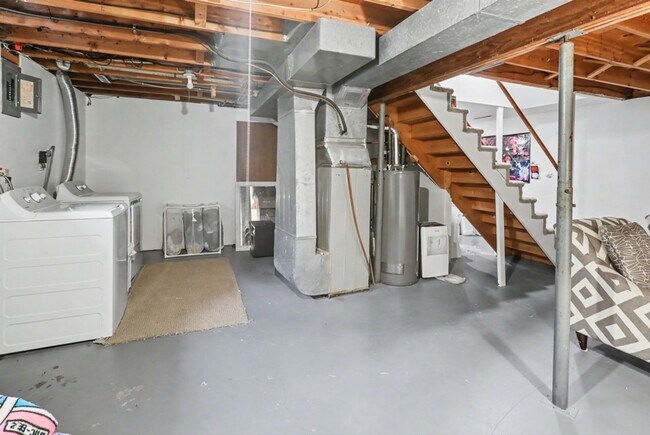 Building Photo - Rent: Cute 3 Bedroom Home