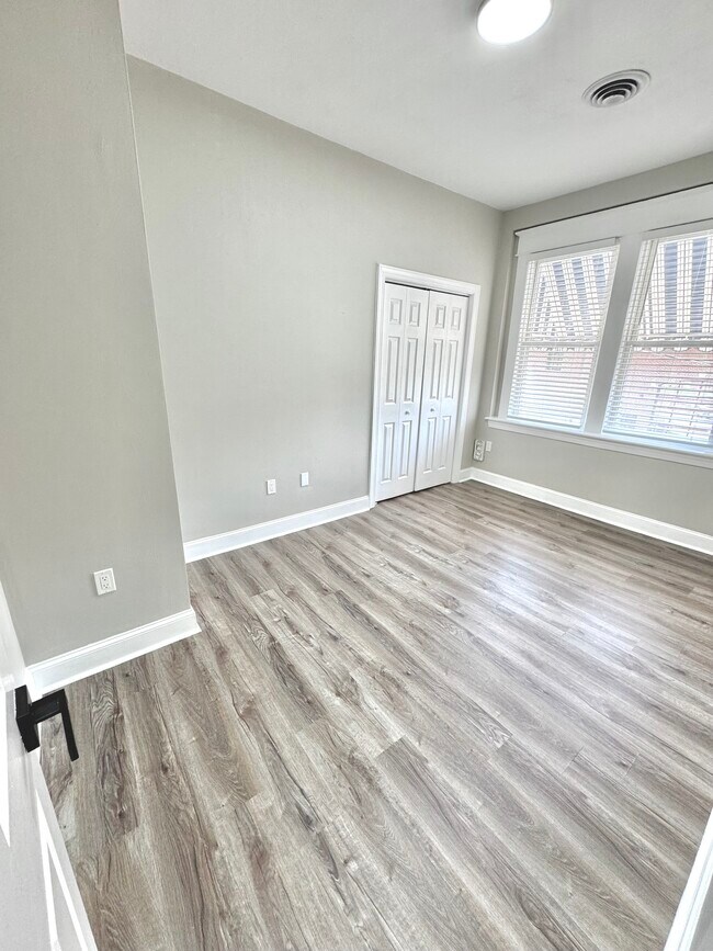 Building Photo - 1736 Memorial Ave SW