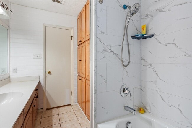 Building Photo - 421 St Andrews St